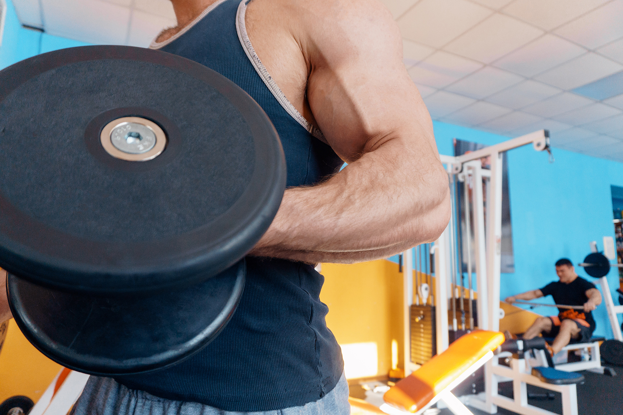 bodybuilder dumbbell use